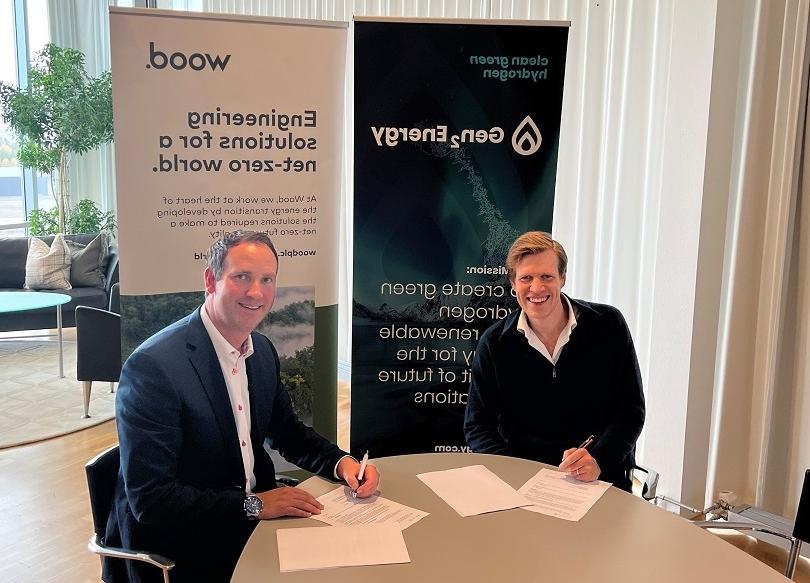 Jonas Meyer and Lars Fredrik Bakke signing the agreement